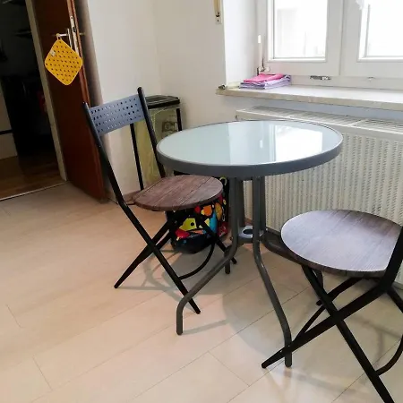 2 Bed Flat - Sleeps 3 - Pets - Parking - Wifi *